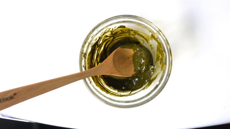 DIY+alert!+Learn+to+make+a+super+hydrating+face+mask+with+green+tea+and+raw+honey+from+www.goingzerowaste.jpg