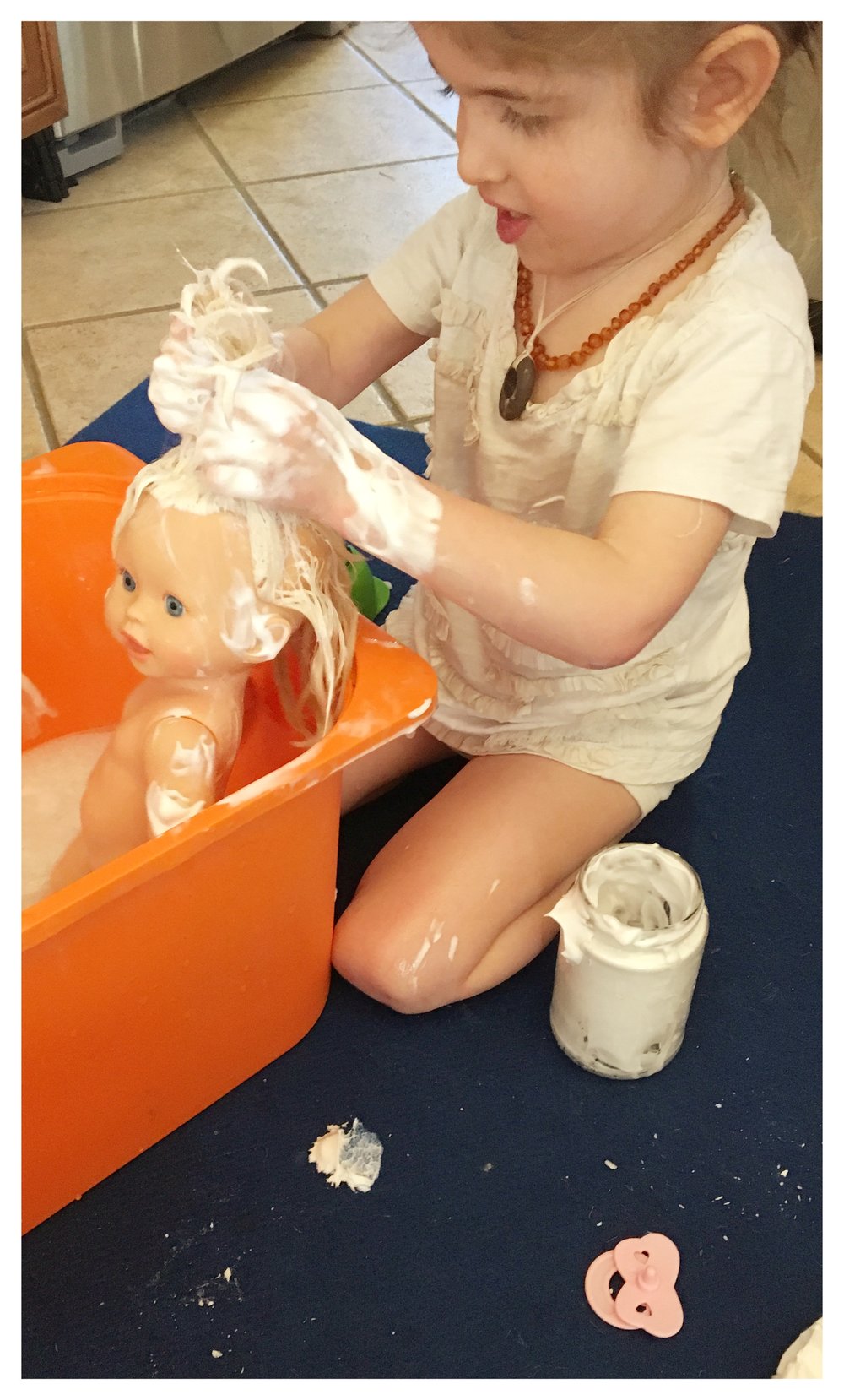 Create a fun and easy summer water activity for toddlers, pre-schoolers and school age kids with soap, water and baby dolls!
