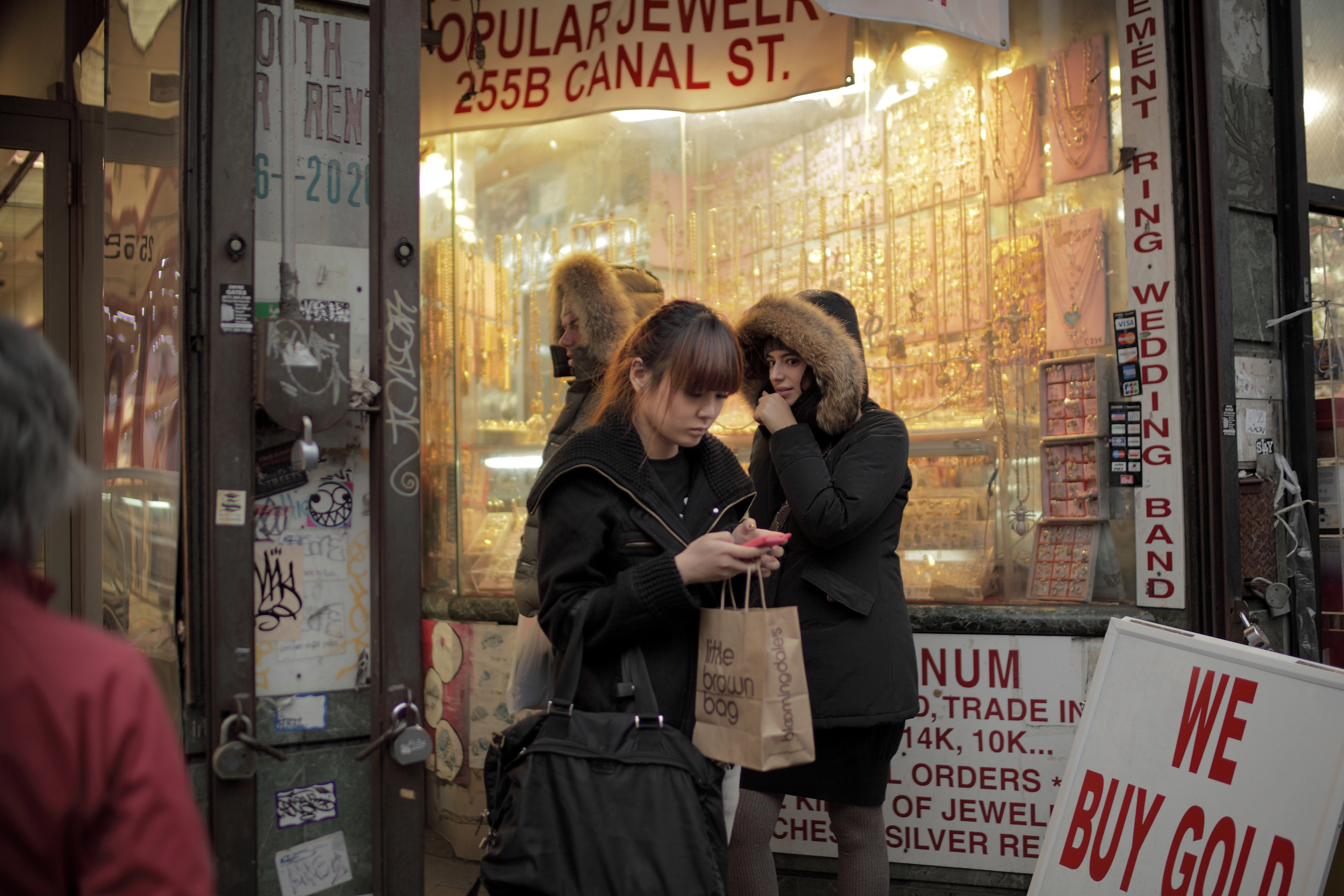 (Canon 5D Mark II + Zeiss Distagon T* 1,4/35 ZE) - One of my favorite places for street photography, Chinatown NYC 