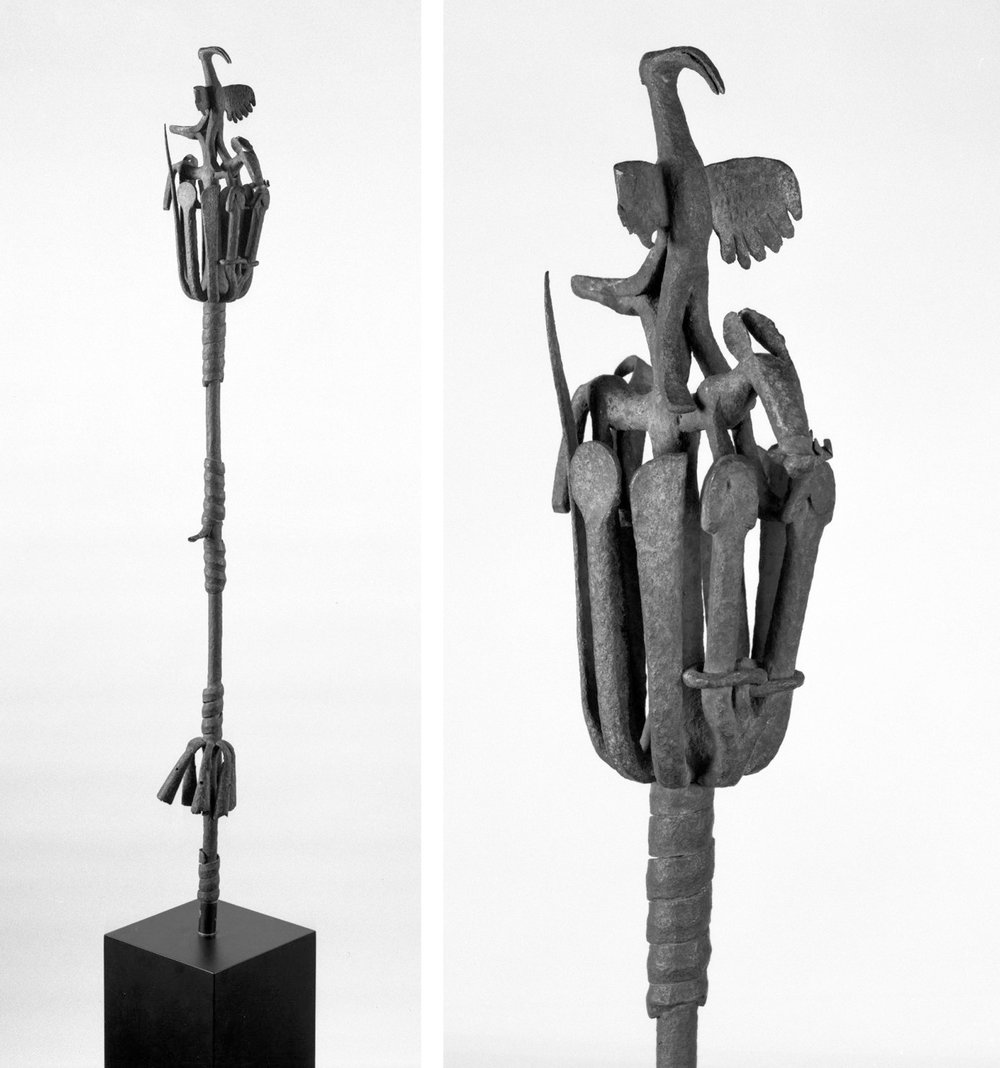 Um exemplo para uma equipe de ¸òsùn de Edo (Benin Kingdom), muitas vezes são feitas de peças de metal fundido e são mais maciças do que as Yorùbá. Imagem de Brooklyn Museum CC BY 3.0 