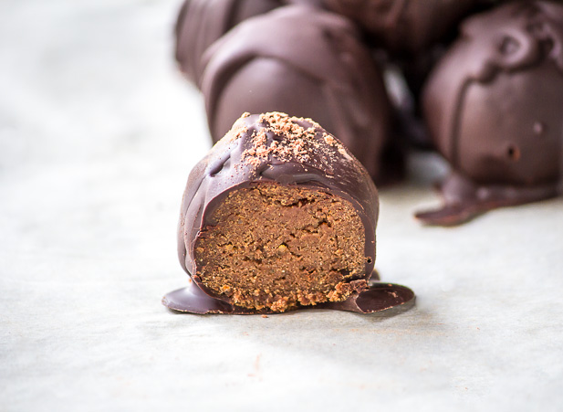 Peanut Butter Chocolate Protein Truffles|ediblesoundbites.com
