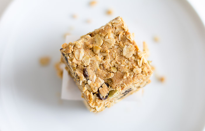 No-Bake Peanut Butter Energy Bars | via ediblesoundbites.com