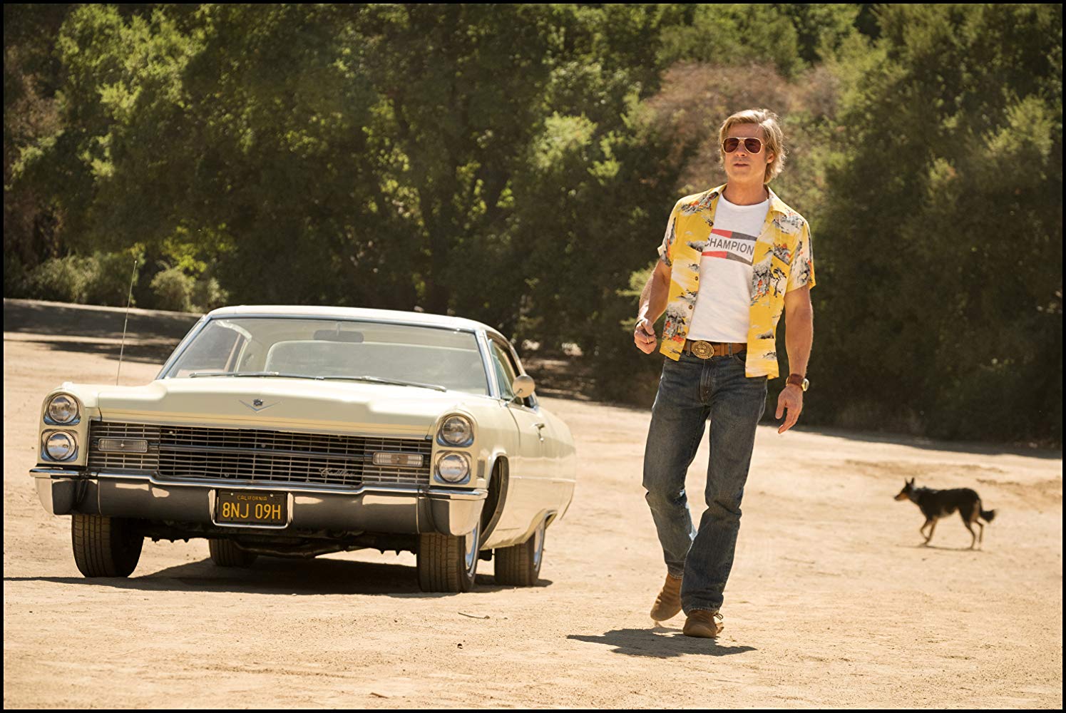 Brad Pitt con una camicia hawaiana in una scena di 'C'era una volta..a Hollywood' un classico del cinema di tarantino
