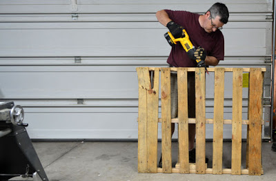 How to break down a pallet