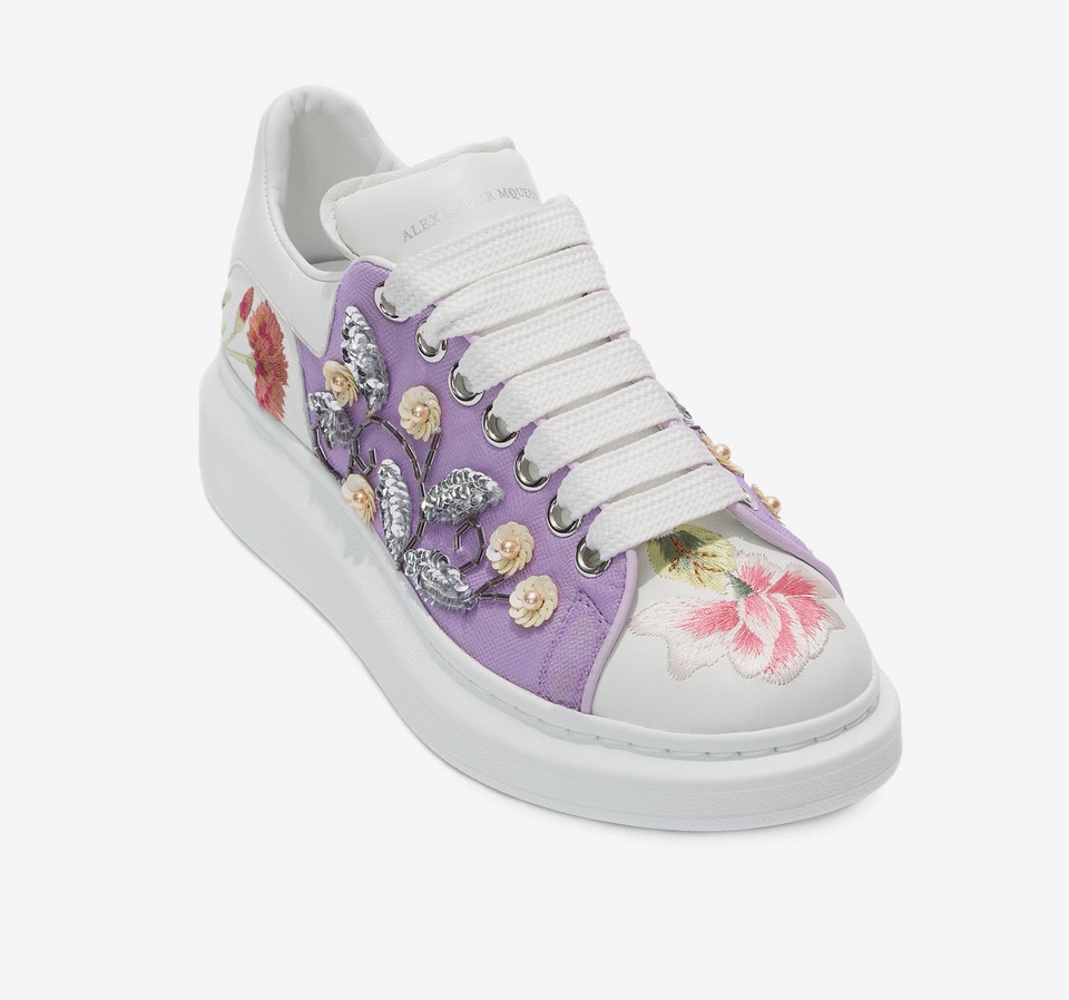 Sneakers con flores  de Alexander McQueen
