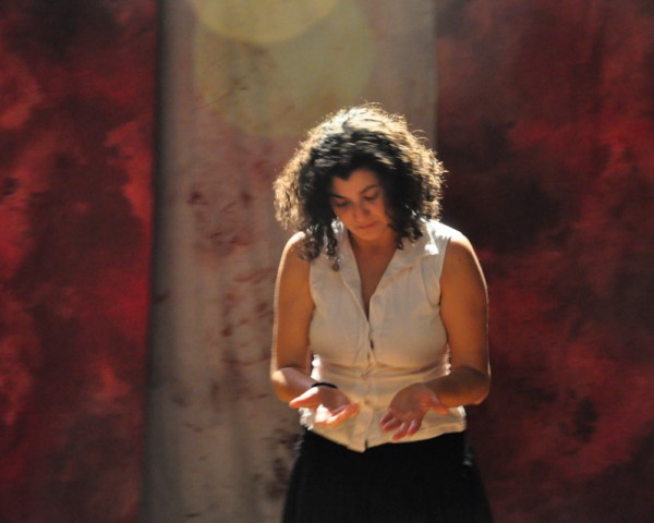 Melissa Lopes atuando no espetáculo Agda