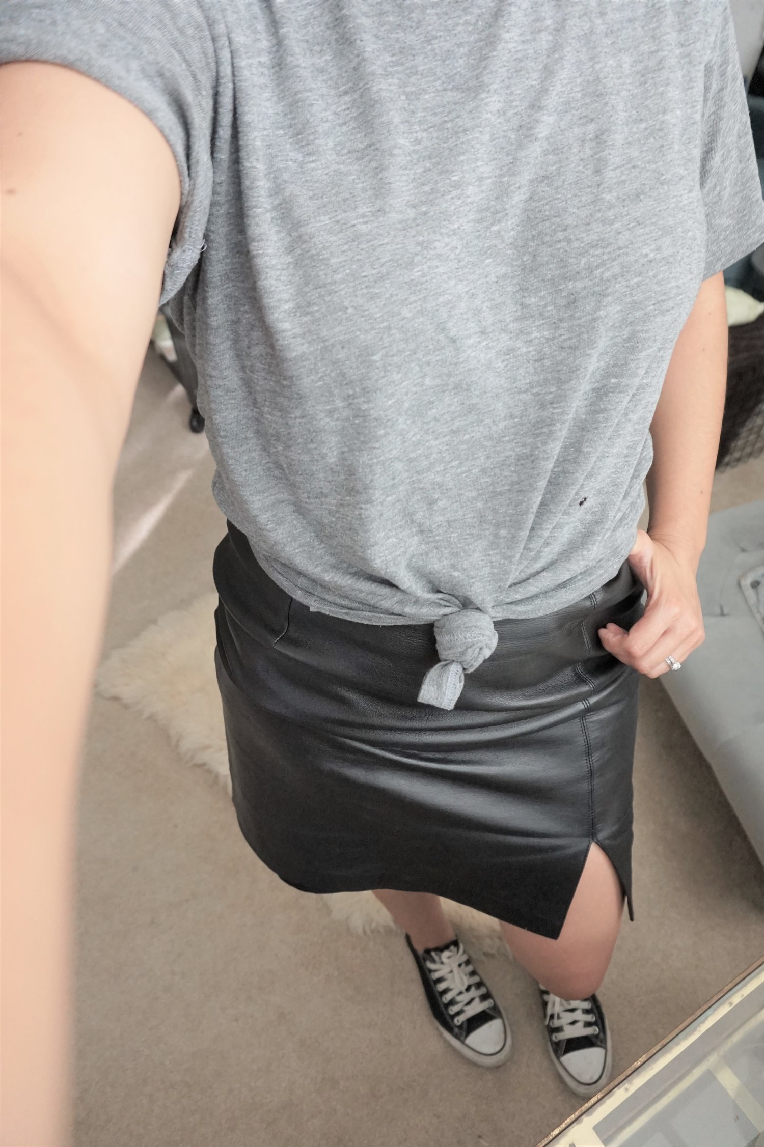 casual leather skirt outfit