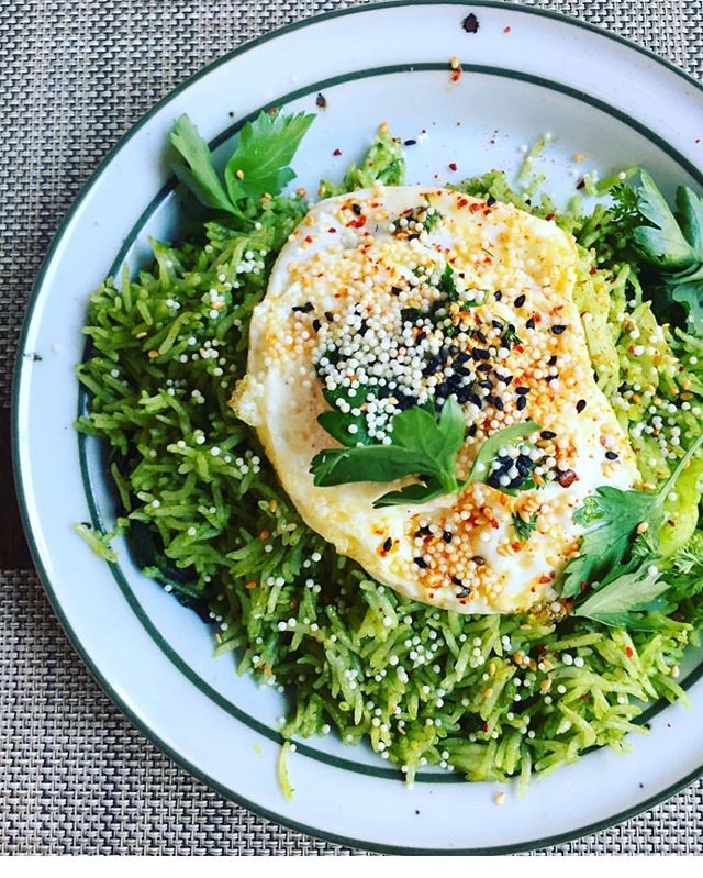 Green piri piri rice with herbs, fried egg, sesame seeds and tiny arare (rice crackers). @dinela starts today. Link to menus in bio 🌱🌱🌱📷: @theluckduo