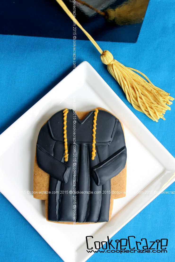 /www.cookiecrazie.com//2015/05/graduation-robe-cookie-tutorial.html