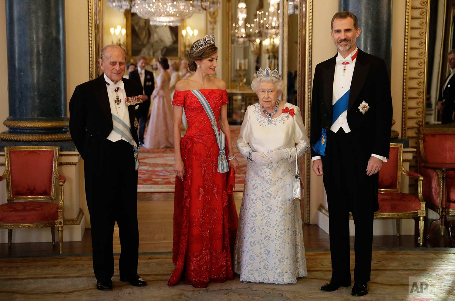 Queen Elizabeth II, her husband Prince Philip, Spain's King Felipe and his wife, Queen Letizia, pose for a group photograph before a State Banquet at Buckingham Palace in London, Wednesday, July 12, 2017. (AP Photo/Matt Dunham, Pool)