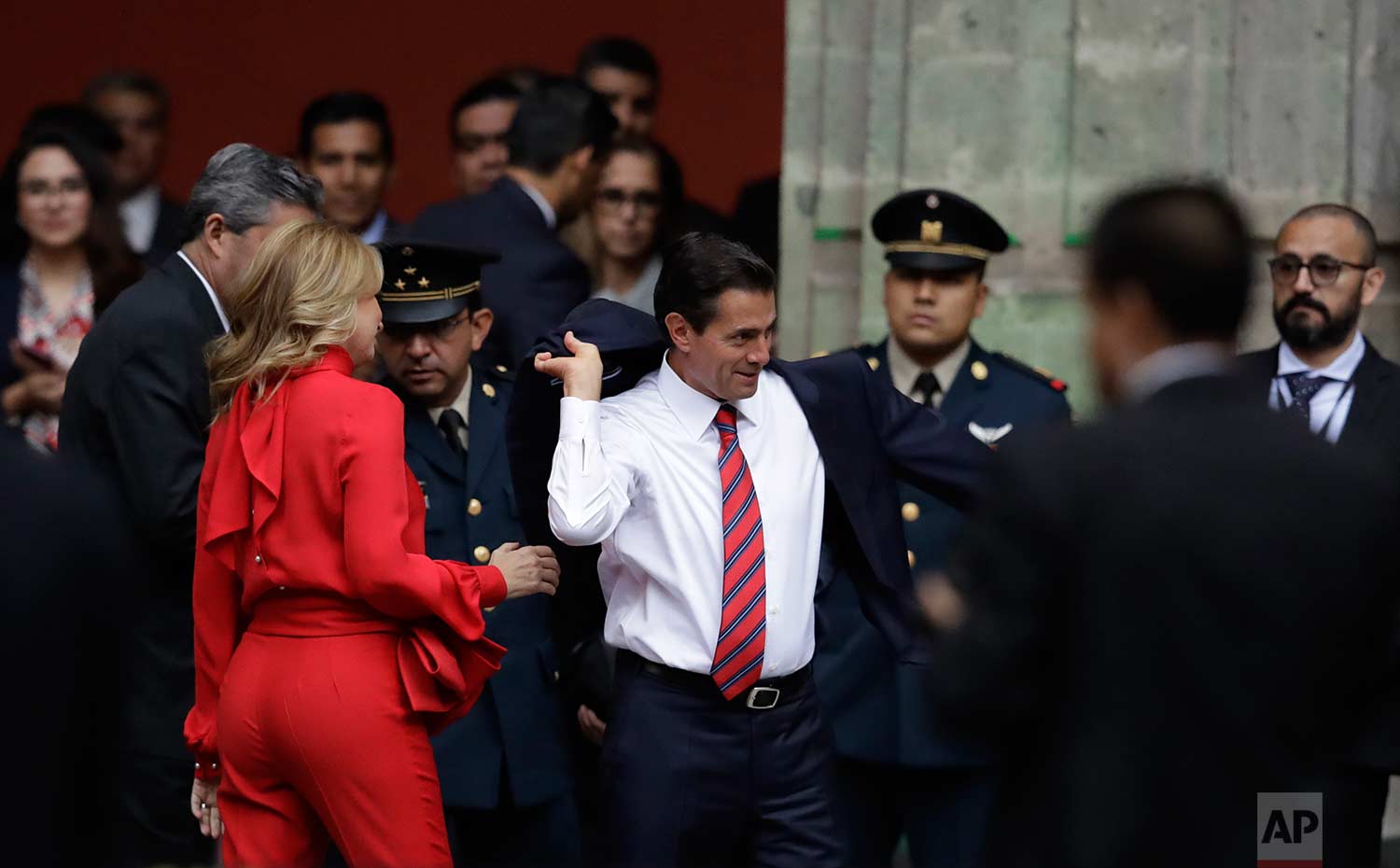  Mexican President Enrique Pena Nieto puts on his jacket as his wife Angelica Rivera looks on before welcoming Canadian Prime Minister Justin Trudeau and his wife Sophie Gregoire Trudeau to the National Palace in Mexico City, Thursday, Oct. 12, 2017.  (AP Photo/Rebecca Blackwell) 
