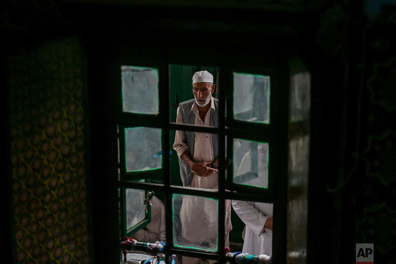  A Kashmiri man prays inside the Shah-e-Hamdan mosque during Ramadan in Srinagar, Indian controlled Kashmir, Friday, June 1, 2018. Islam's holiest month is a period of intense prayer, dawn-to-dusk fasting and nightly feasts. (AP Photo/Dar Yasin) 