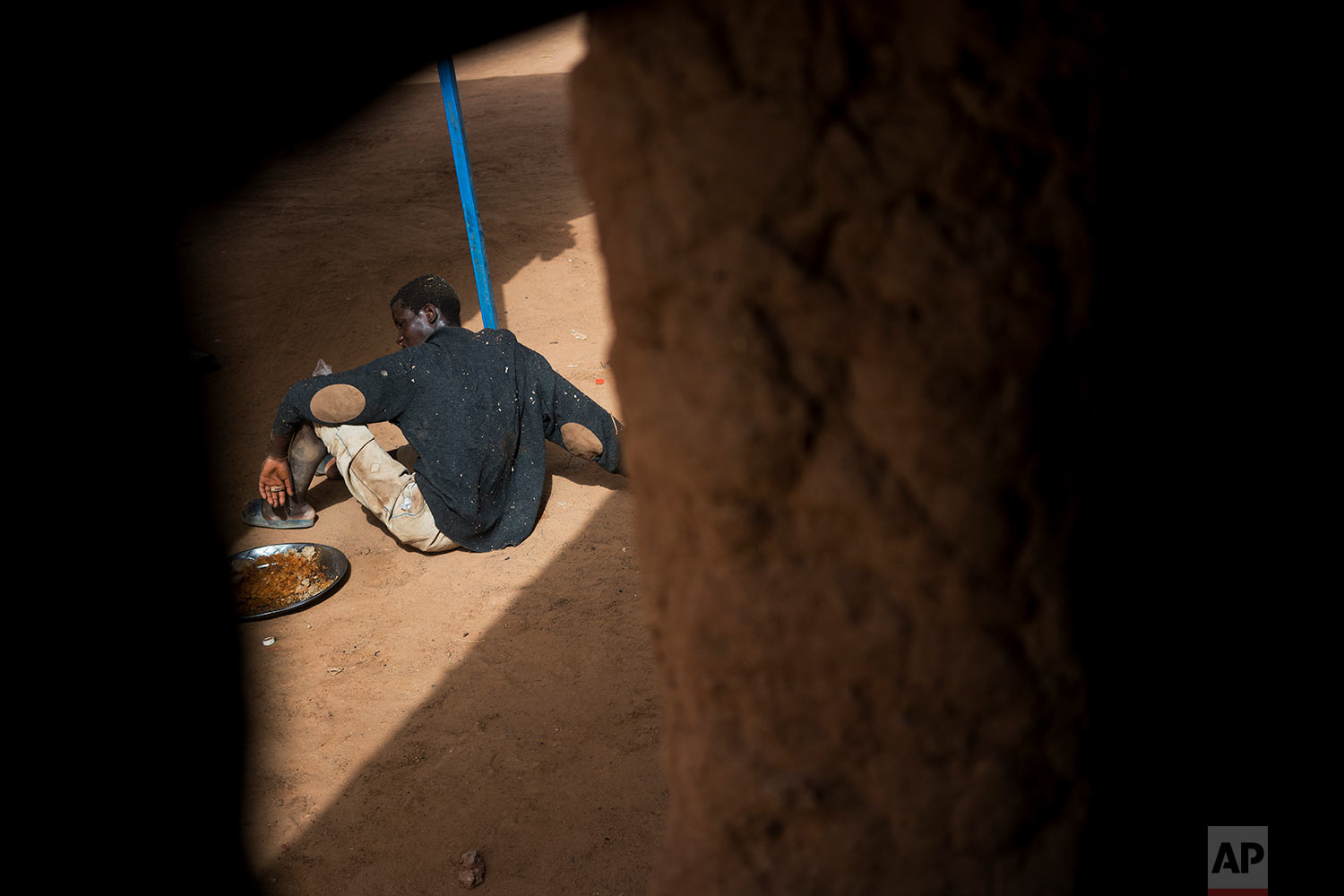 A young migrant who has been expelled from Algeria sits in a transit center in Arlit, Niger, on June 1, 2018. (AP Photo/Jerome Delay) 
