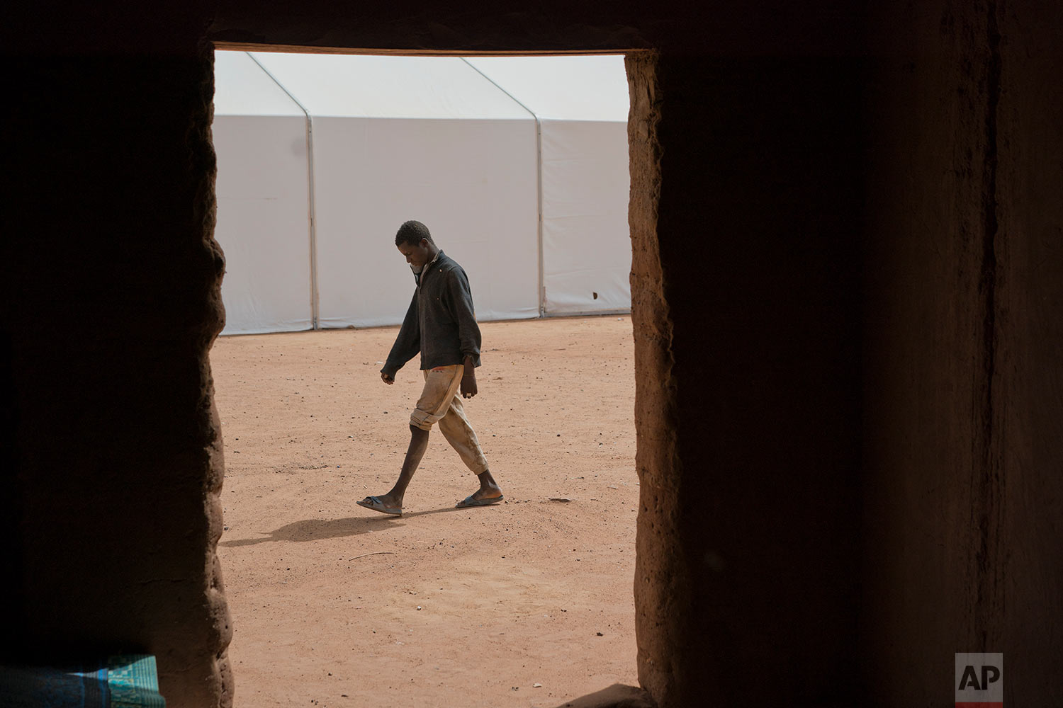  A young migrant who has been expelled from Algeria paces in a transit center in Arlit, Niger, on June 1, 2018. (AP Photo/Jerome Delay) 