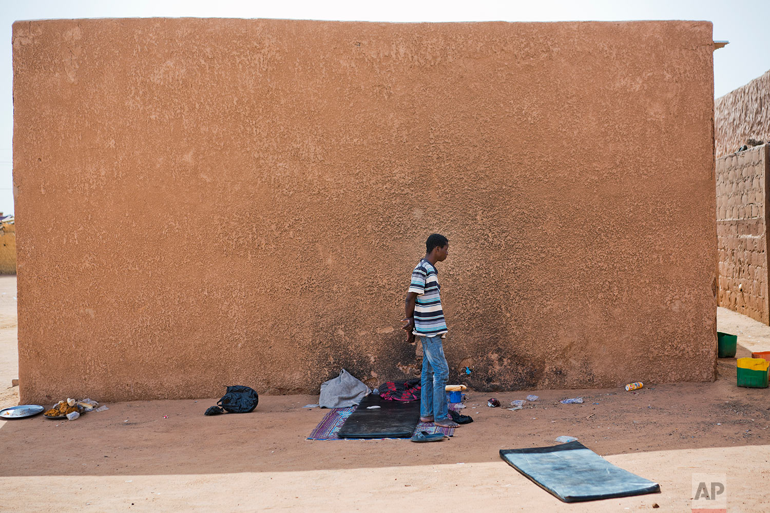  A young migrant who has been expelled from Algeria stands in a transit center in Arlit, Niger, on June 2, 2018. (AP Photo/Jerome Delay) 