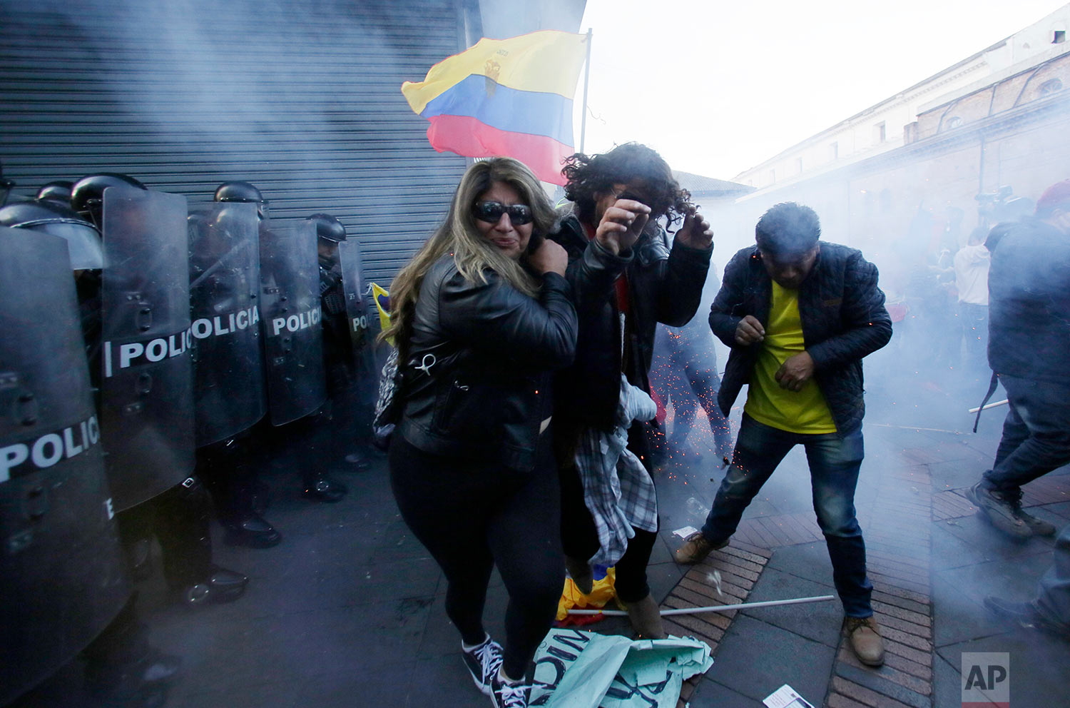  Supporters of Ecuador's former President Rafael Correa clash with police near the government palace during a rally in support of Correa after a judge ordered him jailed for failing to appear in court as required as part of a kidnapping probe, in Quito, Ecuador, July 5, 2018. (AP Photo/Dolores Ochoa) 