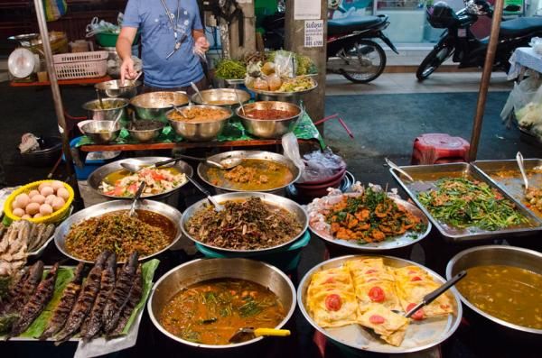 Chiang Mai Gate (south gate) food market.jpeg