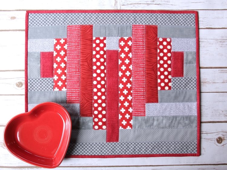 Sewing tutorial: Striped heart mini quilt or table topper