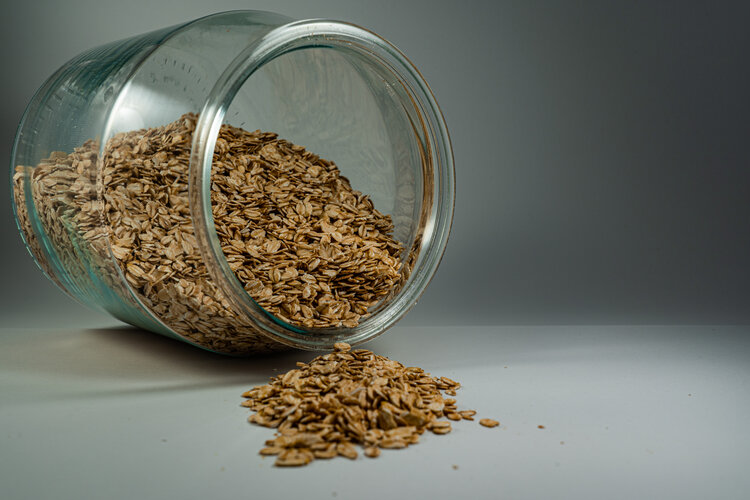 brown-oats-in-clear-glass-jar-3639181.jpg