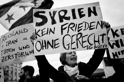 Syrer protestieren in Berlin gegen Anhänger al-Assads