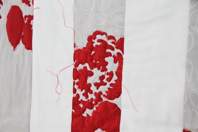 loose free-motion quilting in red on modern printed minimal quilt | Lovely and Enough
