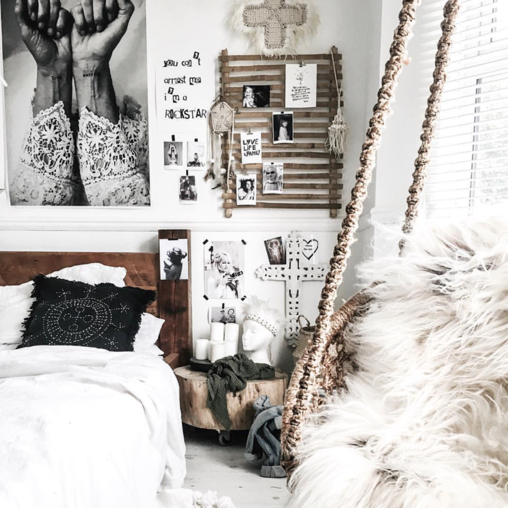  I love how  @kateyoungdesign  uses texture to create warmth in her bedroom 