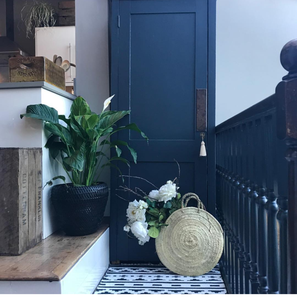  I spy an @lisavalentinehome basket in the home of  @vintagecuratorinteriors  