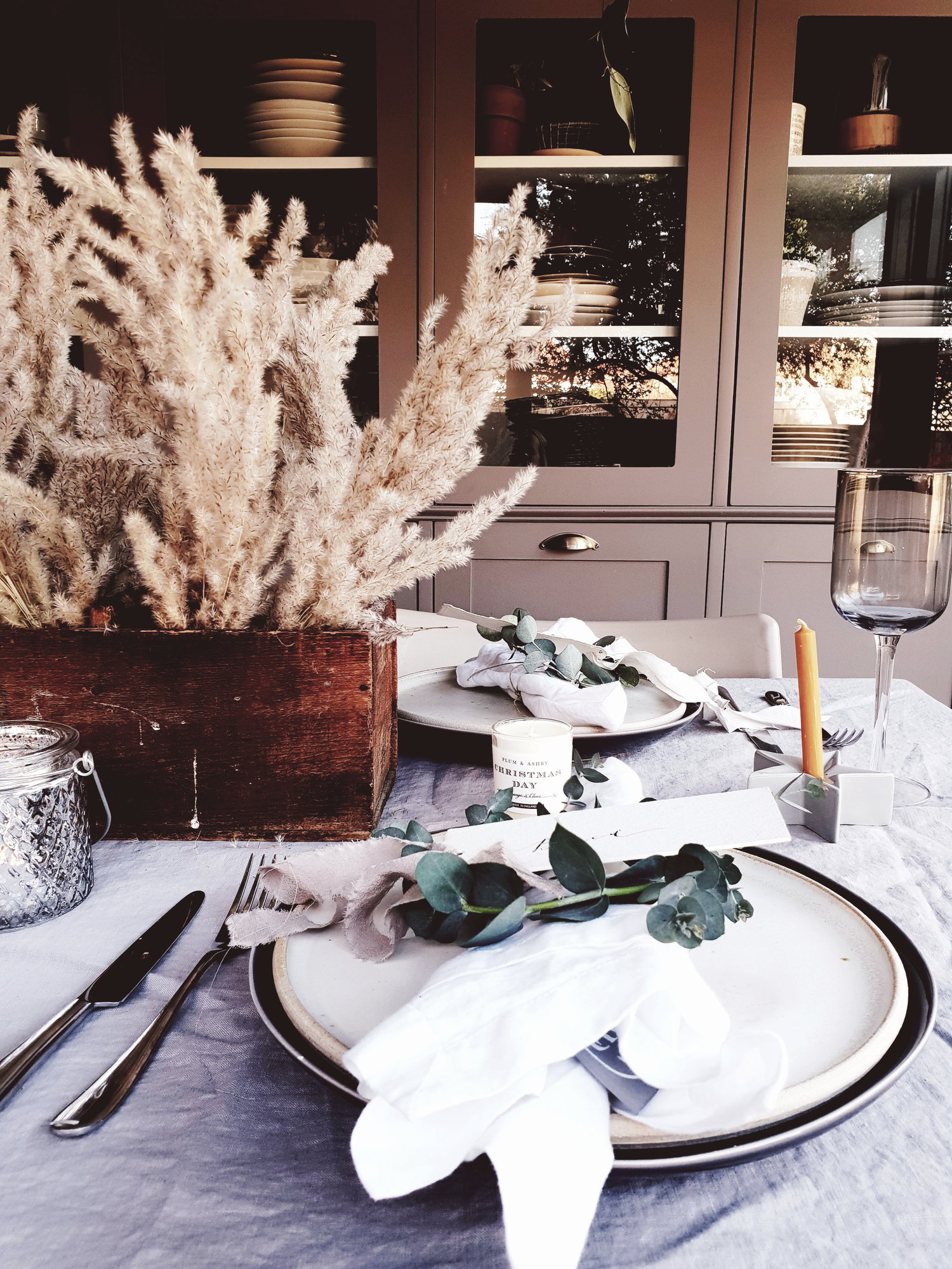  The wooden box adds warmth and texture to the Christmas table 