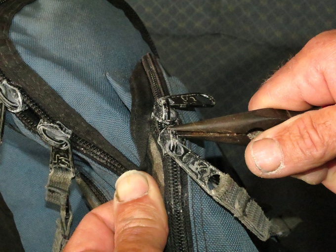 how to get zipper unstuck from fabric on backpack - Identifying the cause of the zipper sticking