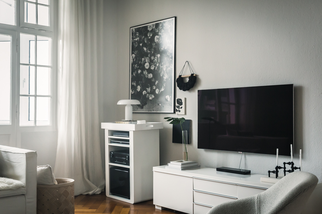 8 modi per decorare intorno a una TV a schermo piatto