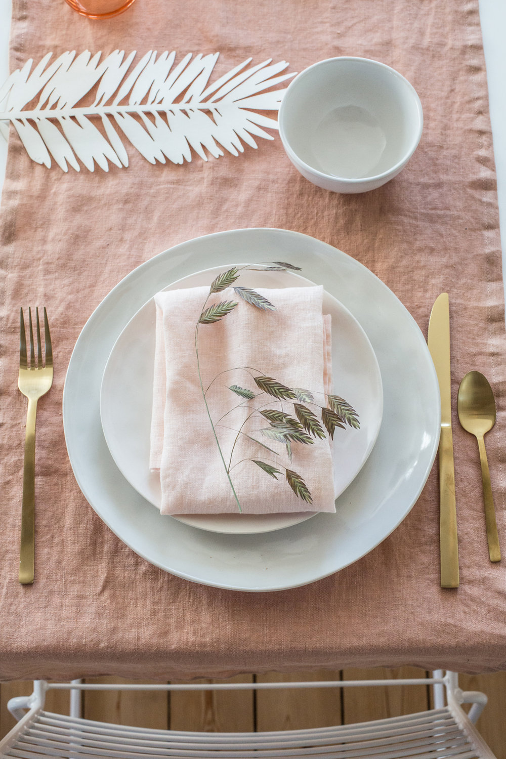 I love the table linens, the apricot runner with the pink napkins - they are really gorgeous together.