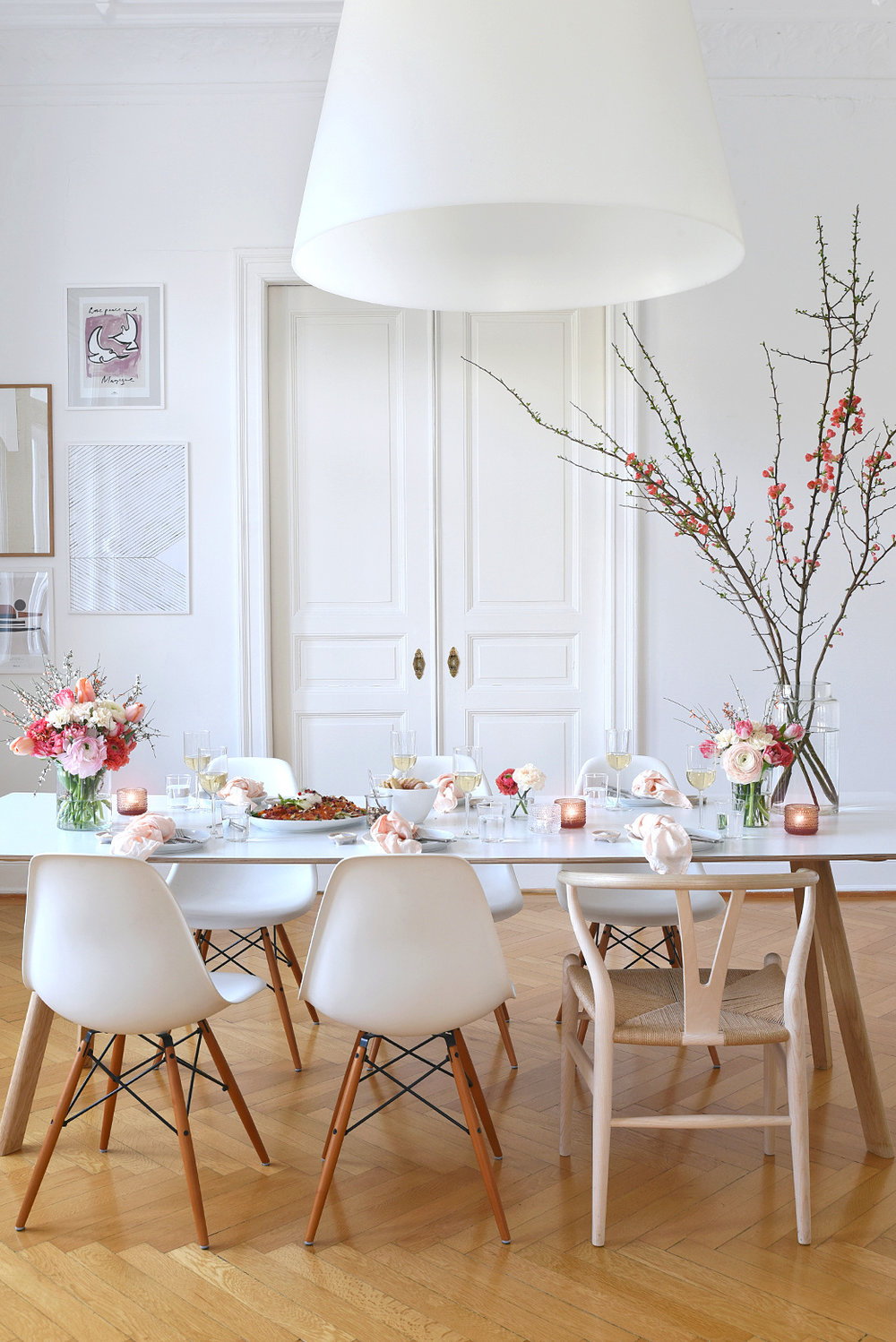 March+Dinner+Party+Inspiration+With+Pale+Salmon+%2B+Fresh+Flowers