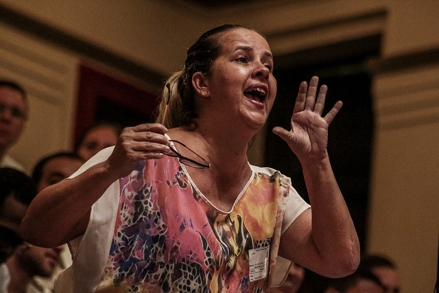 A woman speaks at a public hearing on the Municipal Education Plan of Rio de Janeiro. The debate focused on gender Ideology. Photo: Ramon Aquim / Mídia NINJA. 