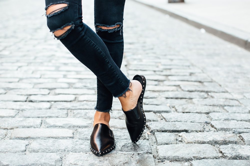 how to wear slides, how to have capsule wardrobe, easy fall outfit ideas