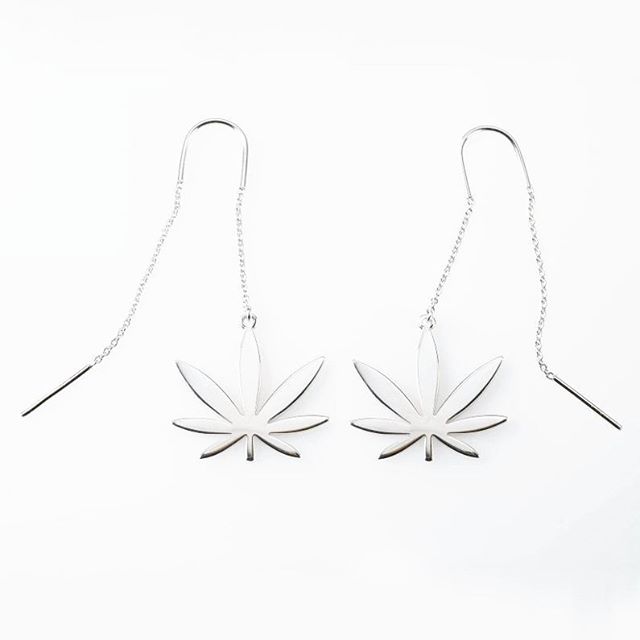 Our Modern 7 #Sativa Threader #Earrings are artfully designed to thread through your lobes with delicate #sterling silver cable chains, gracefully weighted with 20mm Modern 7 Sativa leaf charms. A contemporary twist on a classic style.

#starttheconversation #oneleafatatime #endprohibition #classycannabis #cannabisculture #cannabiscommunity #cannabissociety #cannabis #cannabiz #womenwhogrow #womenofweed #womeninweed 
Link to purchase in bio