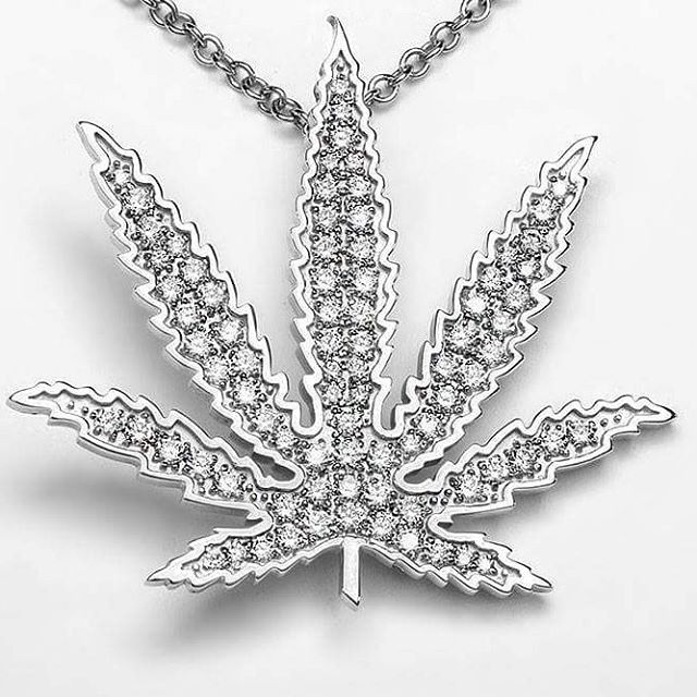 The sky won't be the only thing #sparkling on #independenceday this year! 
#endprohibition #oneleafatatime #cannabis #womeninweed #womenofweed #womenwhogrow #diamonds #marijuanajewelry #14k #freetheleaf #stopprohibition #cannabiscommunity #cannabissociety #classycannabis #sativadivas #cannactivist 
Link to purchase in bio