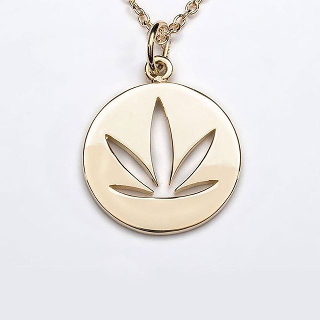 Our #Modern #Leaf Cutout Disc #Pendant with chain in 14kt Yellow #Gold. #womenofweed #starttheconversation #cannabiz #cannapreneur #cannactivist #jewelry #womeninweed .
.
.
Link to purchase in bio