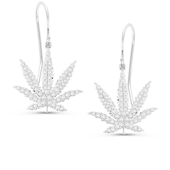 Let people know you're listening and sparkle in the conversation while igniting ideas! Our #Sativa Leaf Shepherd Hook #Earrings in #14kt #WhiteGold #Diamond Pave are a guaranteed conversation starter. #starttheconversation #oneleafatatime 
#womenwhogrow #womenofweed #womeninweed #mmj #legalizeit #cannactivist #classycannabis #marijuanaheals #cannabisjewelry #cannabis #cannabiz 
Link to purchase in bio