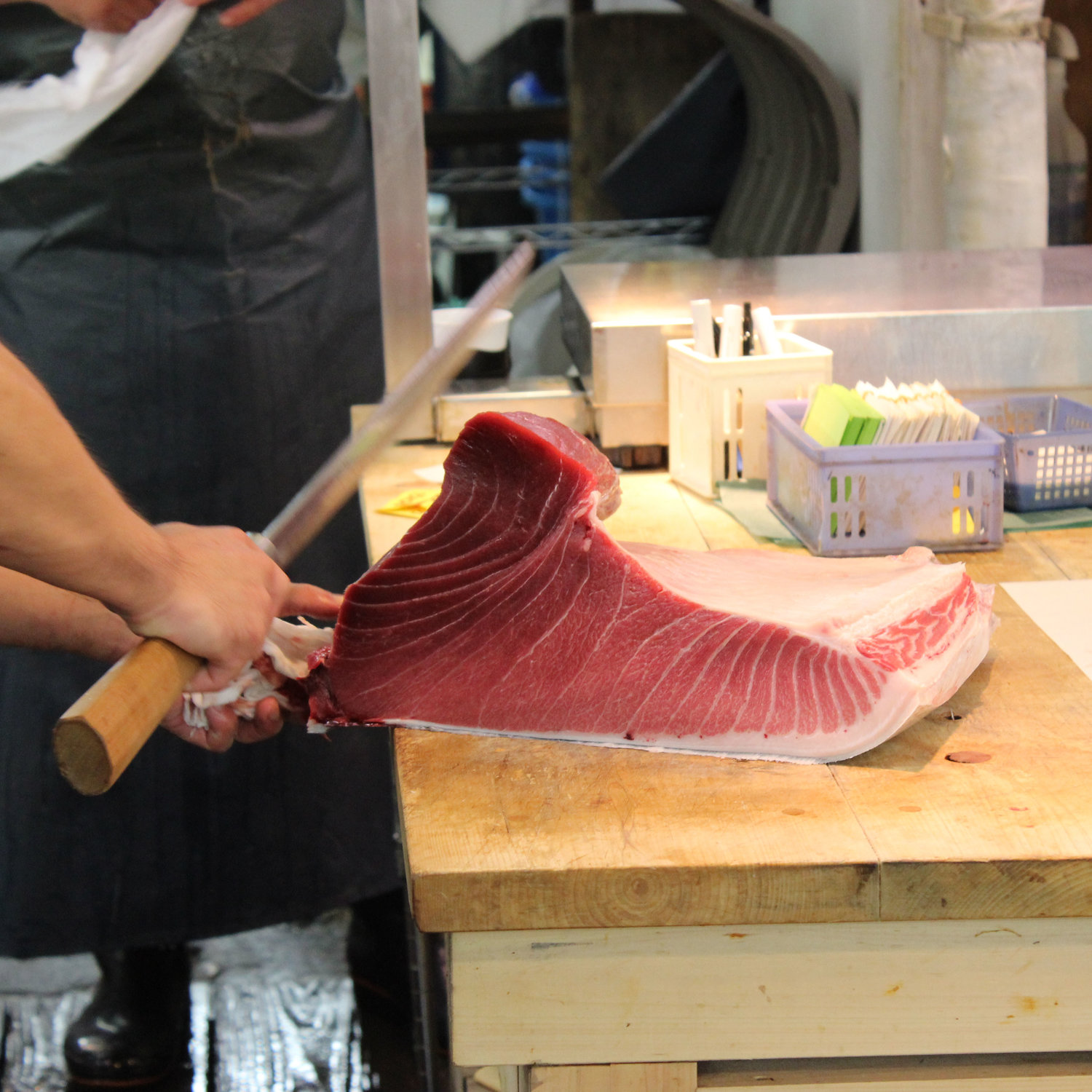 Cutting hon-maguro at Tsukiji market — The Sushi Geek