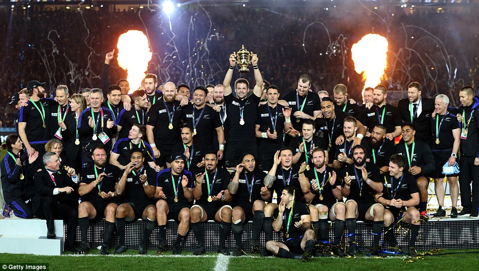 2DFC70DB00000578-3298117-The_New_Zealand_team_celebrate_as_Richie_McCaw_of_New_Zealand_ho-a-134_1446321680964.jpg