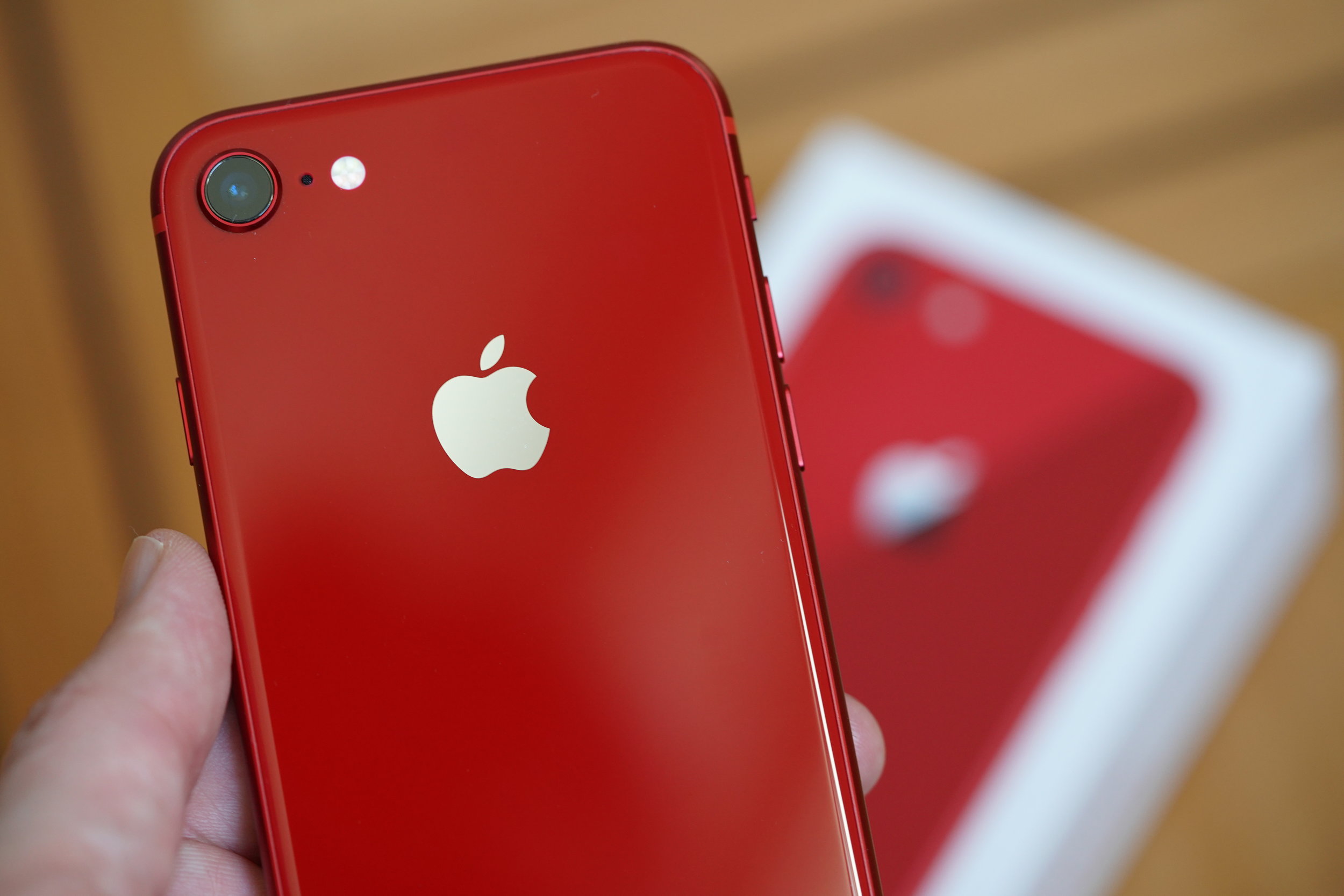 Quick Hands-On With The Red iPhone 8 — zeiPAD