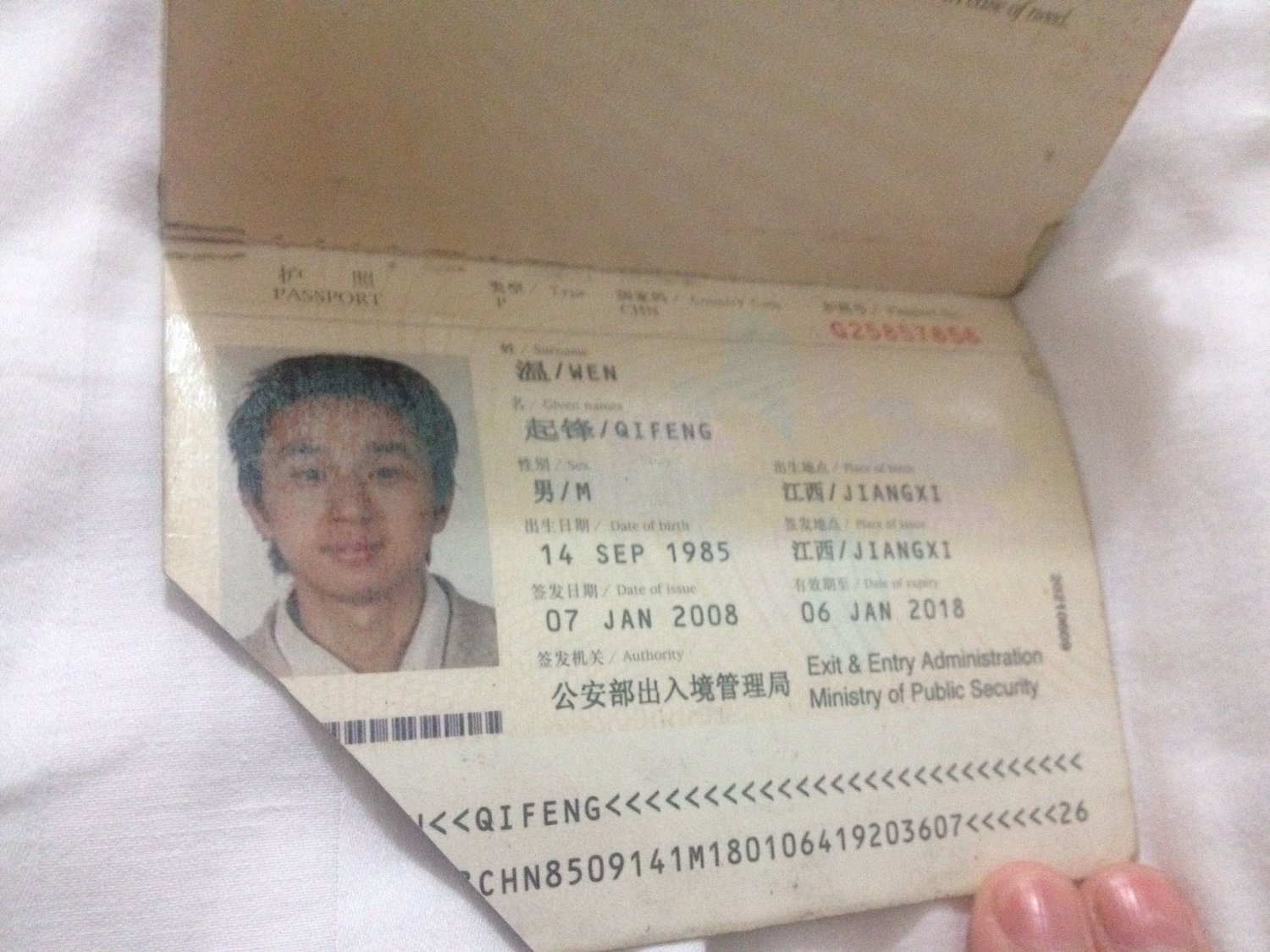  這是公民力量、中國民主黨溫起鋒被毀掉的護照。我在網上搜「被毀護照」時，找到了這個。他的文章發表在： https://blog.boxun.com/hero/201601/mark/12_1.shtml    