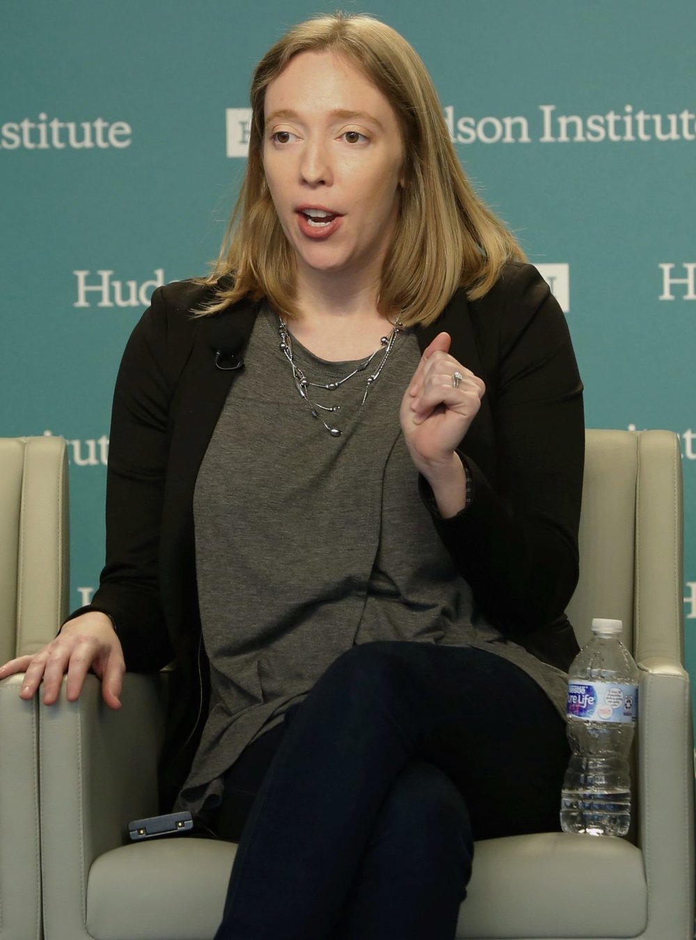  Bethany Allen-Ebrahimian, a former security affairs reporter at The Daily Beast, speaking at the “Mark Palmer Forum: China’s Global Challenge to Democratic Freedom” at the Hudson Institute in Washington on Oct. 27, 2018. (York Du/NTD) 