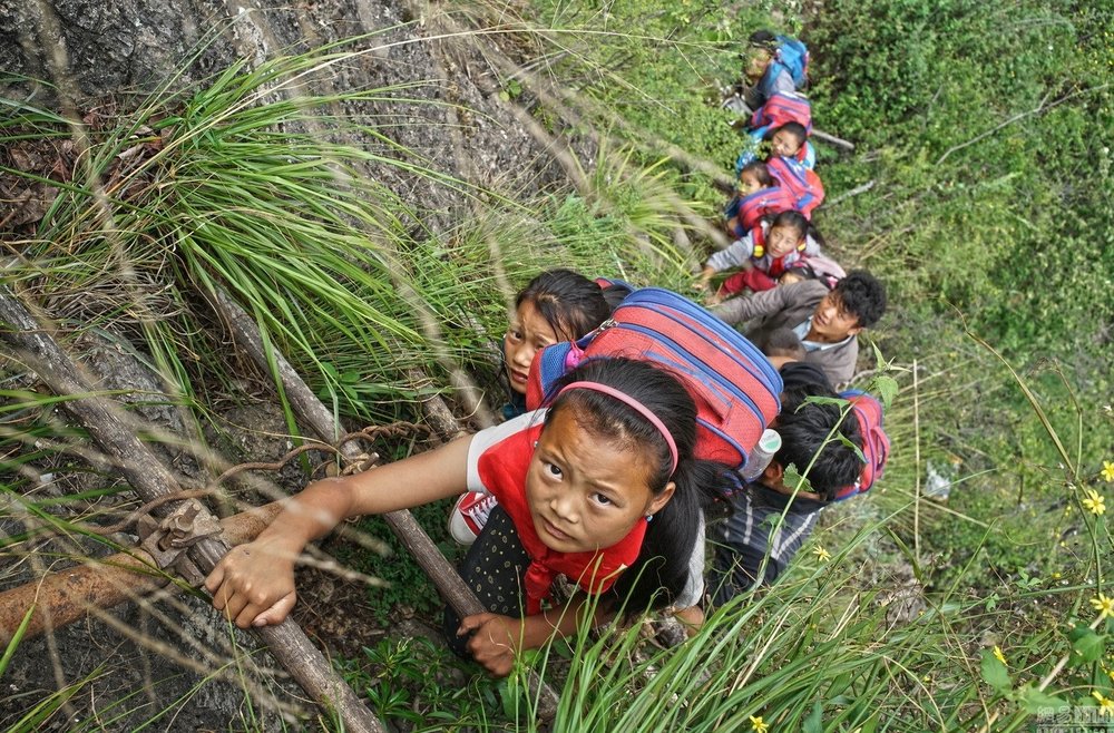四川涼山懸崖村，孩子上學需爬800米懸崖！ （圖片來源：人民報。）