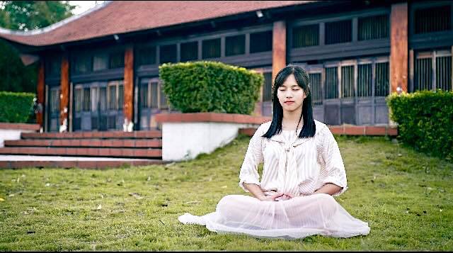  A Falun Dafa practitioner doing sitting meditation,  “Reinforcing Supernatural Powers ”. 图：一位法轮功学员在打坐。 