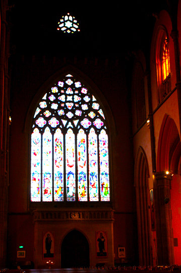 教堂的玻璃上，總是繪著彩色的宗教故事。在陽光的映照下，一切都變得艷麗而柔和，心中會生出對神的油然敬意。