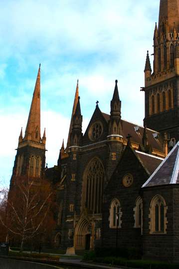 墨爾本市區的一座教堂。澳洲雖然是個非常多元的國家，從教堂的數量看，基督教與天主教還是佔絕對優勢。