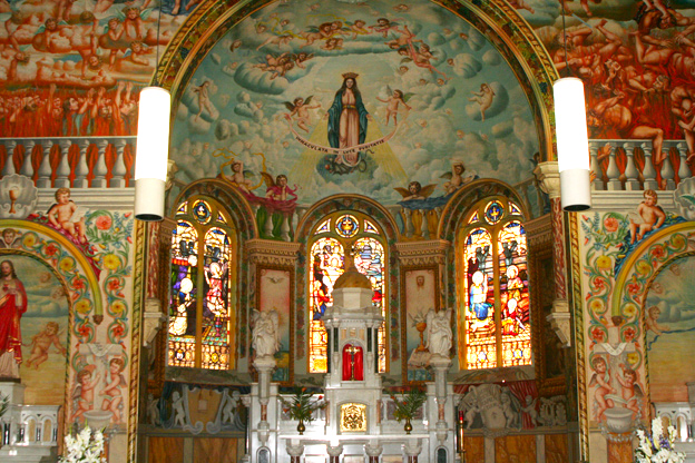 教堂內的壁畫由來自意大利的畫家Francesco Floreani按文藝復興時期的宗教藝術風格完成。