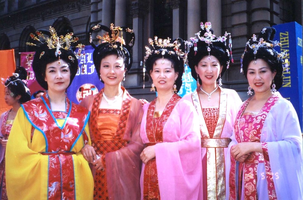 Jennifer and fellow Falun Gong practitioners at a parade in Sydney in 2005. 曾錚及幾位悉尼法輪功學員參加市區大遊行。攝於2005年。