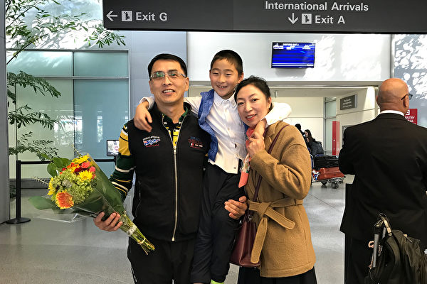 2019年，1月27日，于溟抵達舊金山國際機場與妻子和兒子團聚。(The Epoch Times)